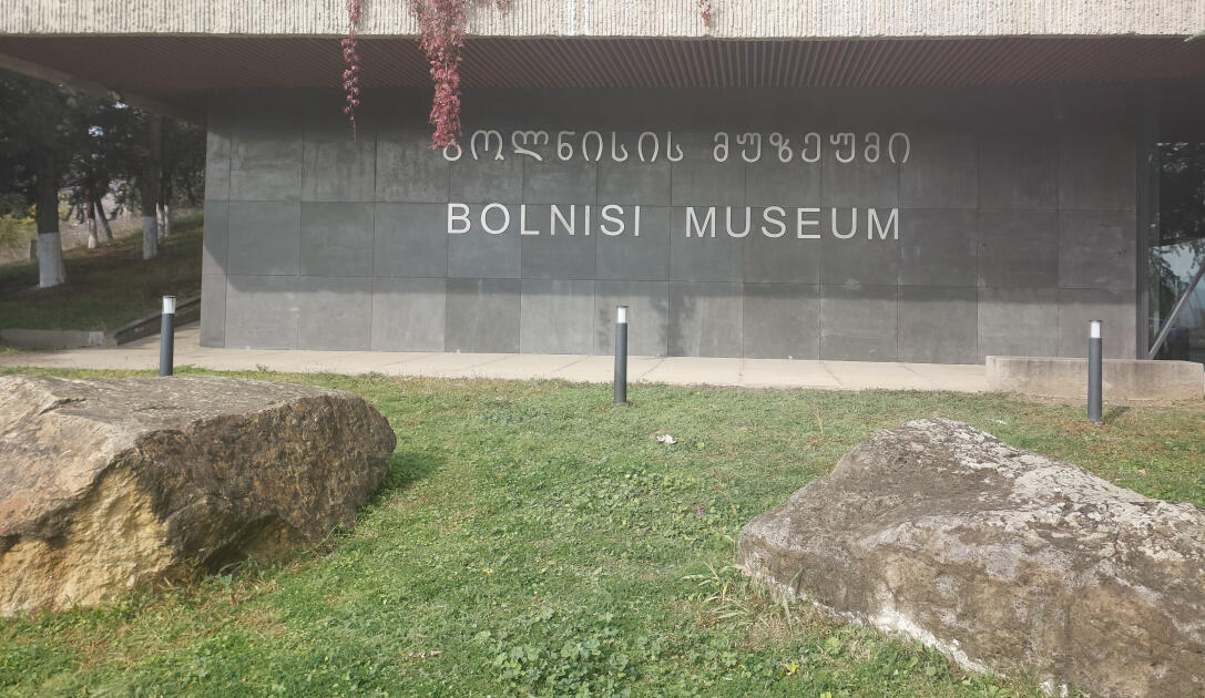 В Болнисском музее открылась выставка народного художника Азербайджана Арифа Гусейнова