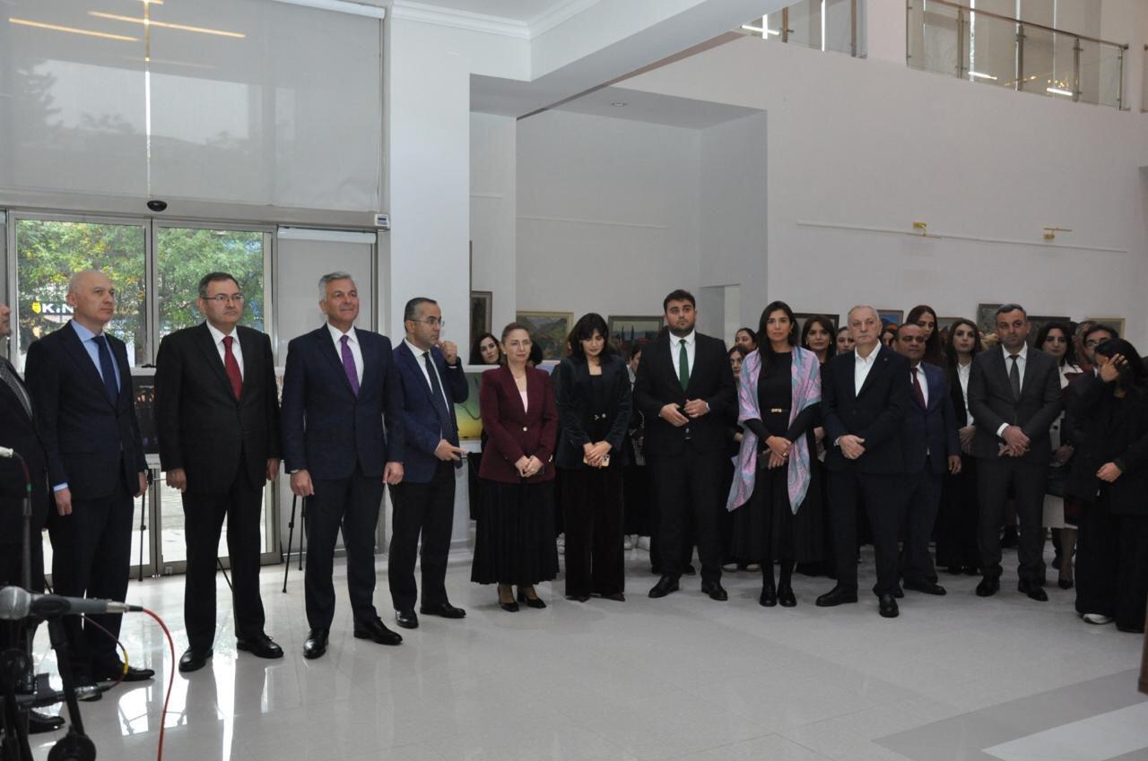 В Билясуваре открылась выставка фотографий и живописи "Дух Победы"