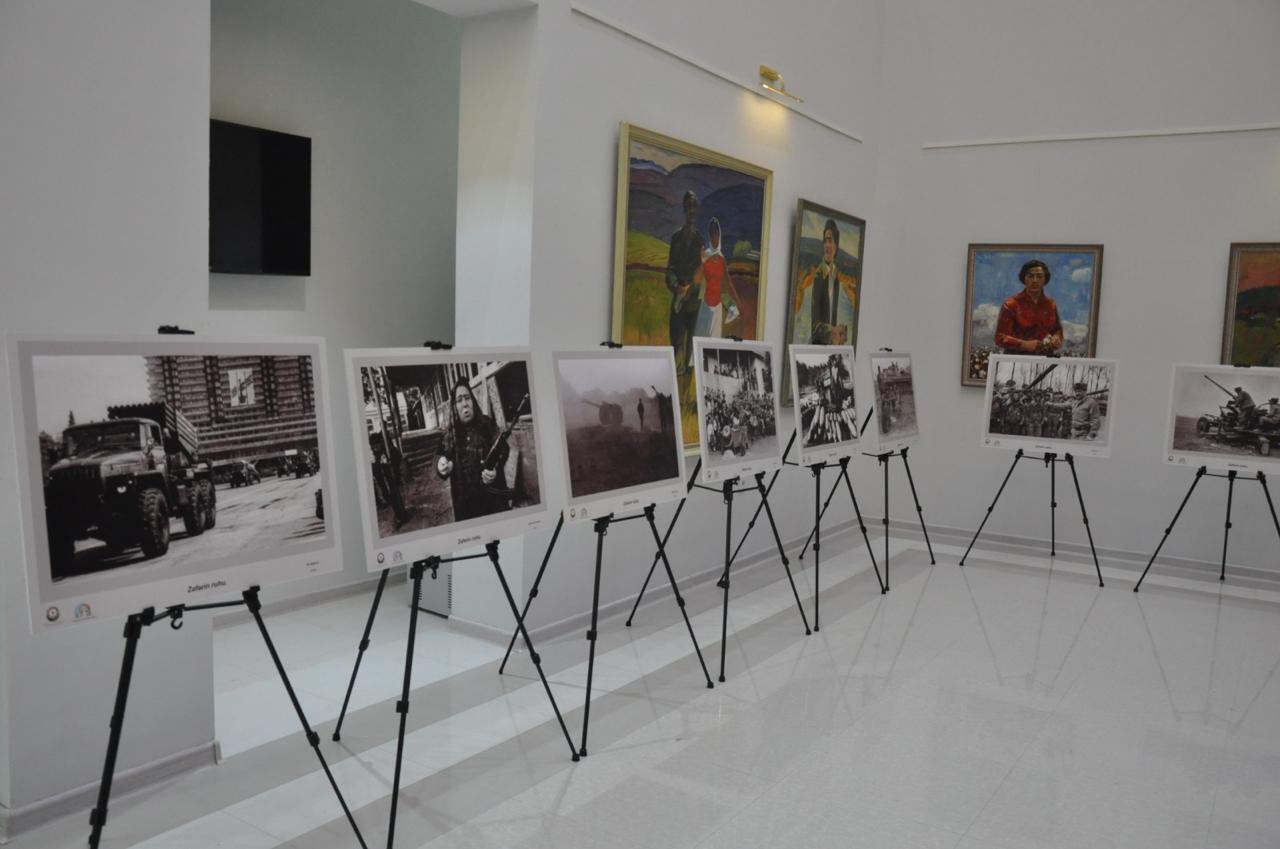 В Билясуваре открылась выставка фотографий и живописи "Дух Победы"