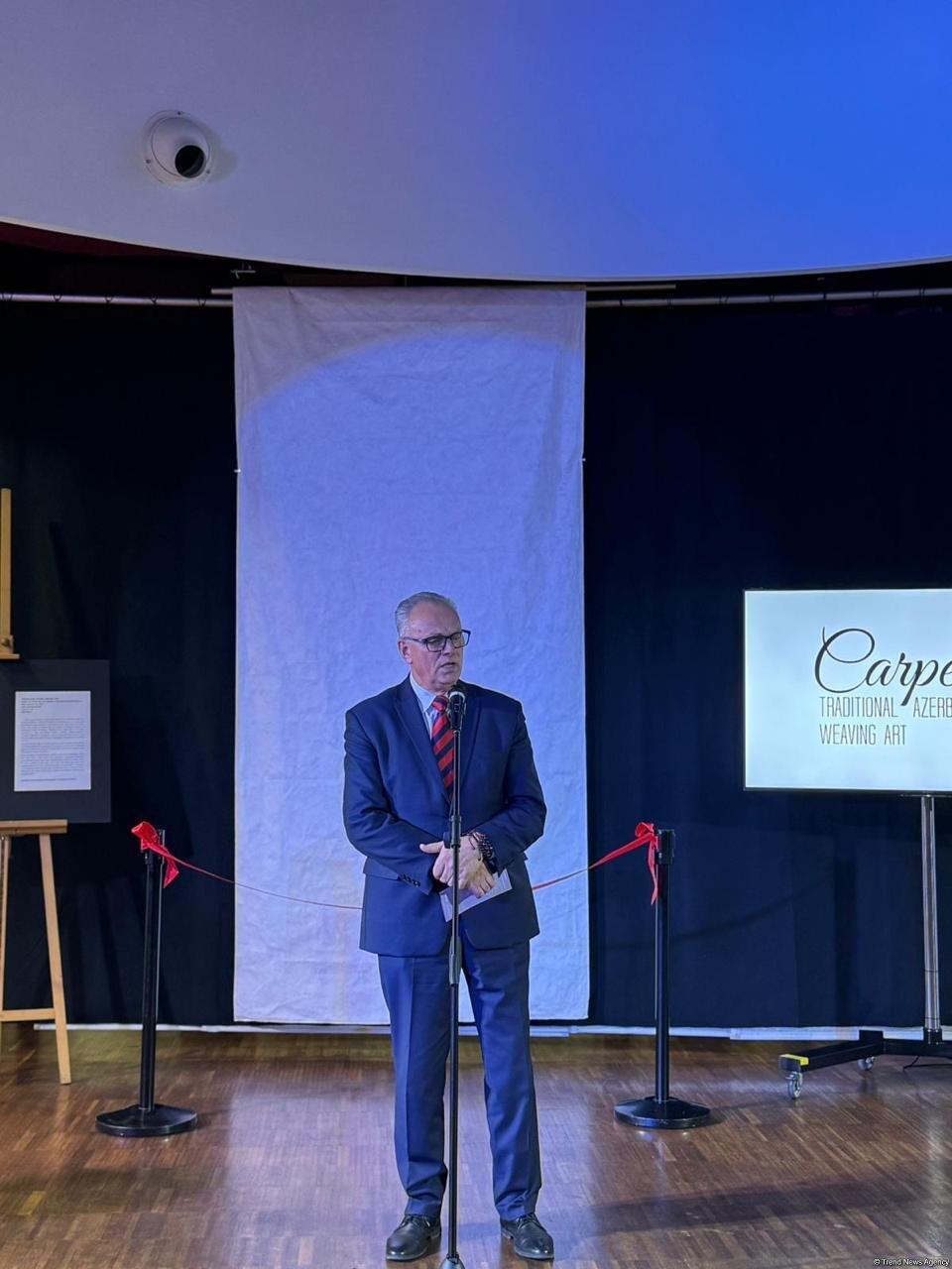 Zəfər Günü ərəfəsində Azərbaycan xalçası Polşa Muzeyinə hədiyyə olunub