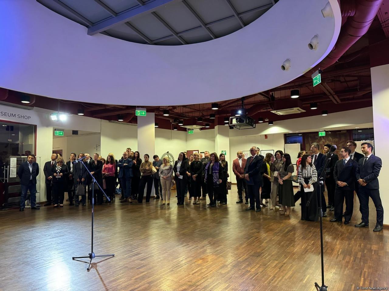 Zəfər Günü ərəfəsində Azərbaycan xalçası Polşa Muzeyinə hədiyyə olunub