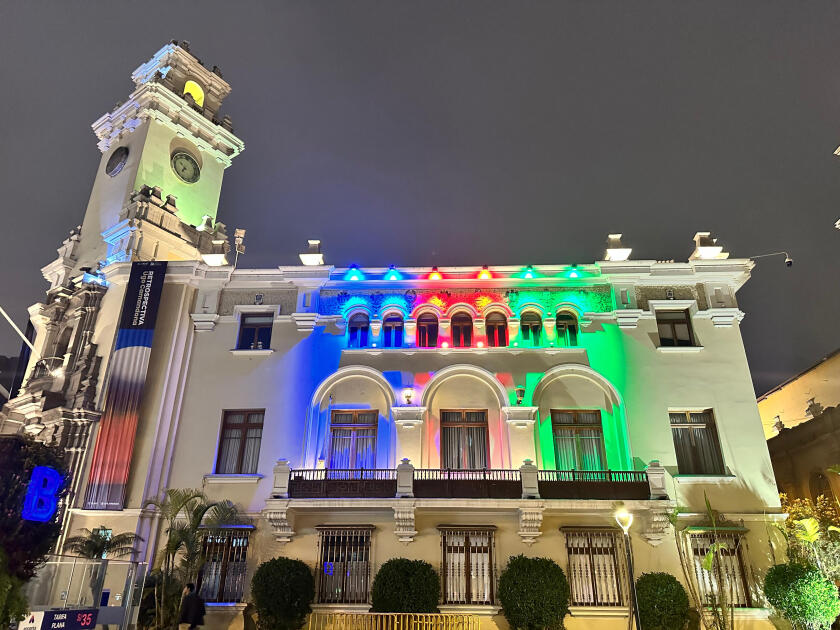 Здание мэрии в Перу подсветили цветами флага Азербайджана