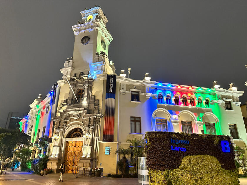 Здание мэрии в Перу подсветили цветами флага Азербайджана