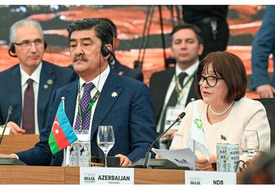 Секс машина фаллуспен трахает