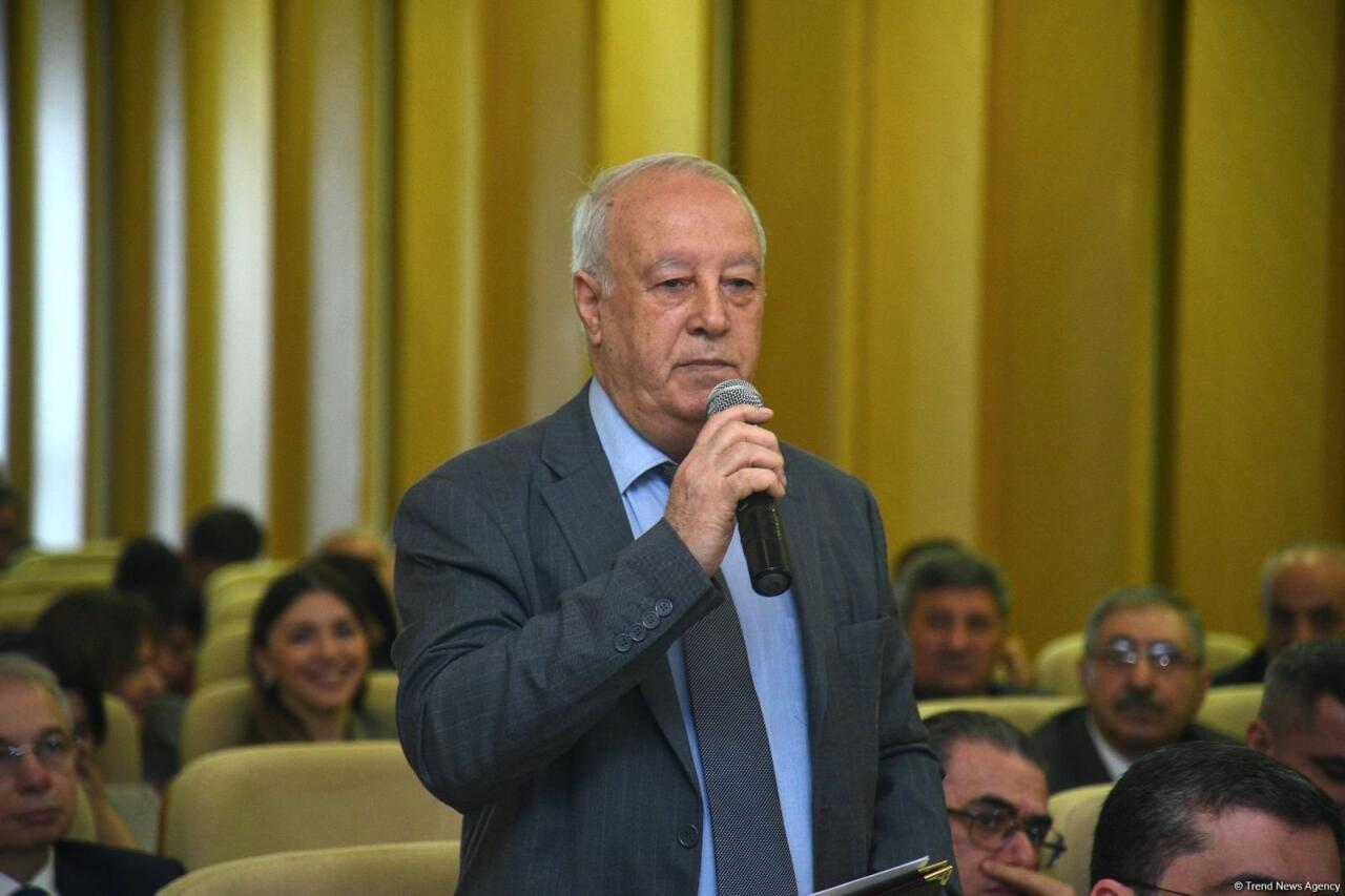 В Баку состоялась конференция на тему "Правильное применение норм азербайджанского литературного языка в медиа"