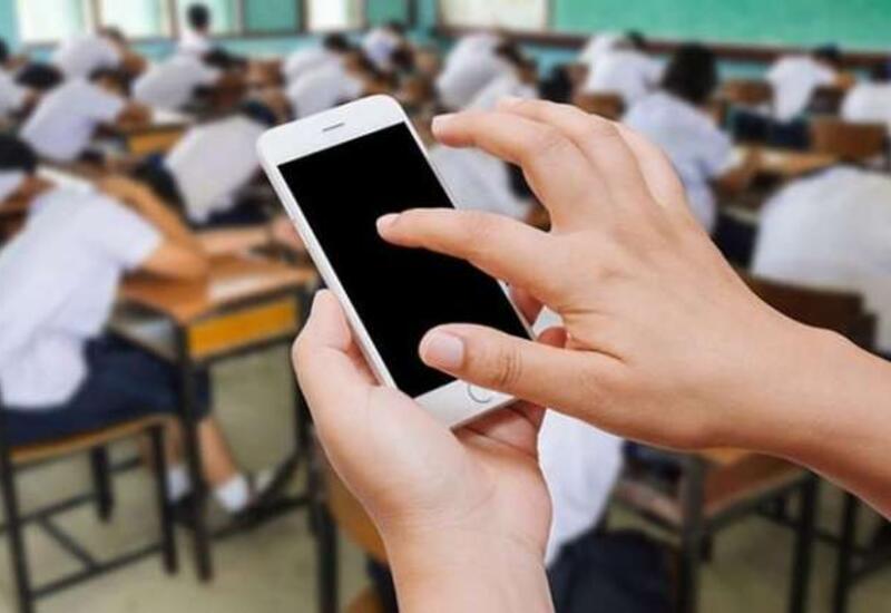 
Məktəbə telefon gətirən şagirdin valideyni cərimələnəcək? - Yeni dəyişiklik GÜNDƏMDƏ