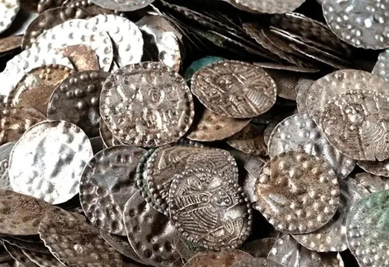 Супруги из Англии нашли клад в своем саду и продали монеты за $500 тысяч