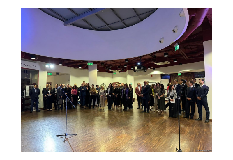 Zəfər Günü ərəfəsində Azərbaycan xalçası Polşa Muzeyinə hədiyyə olunub