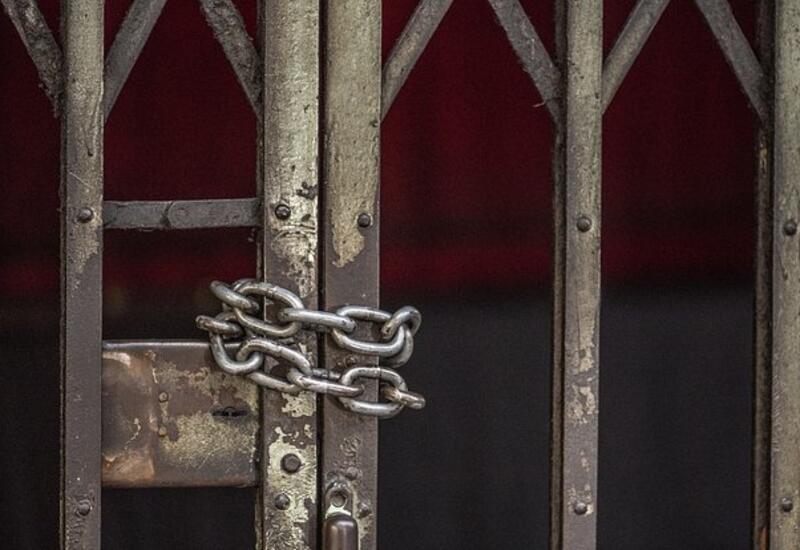 Юноша нарядился в костюм заключенного и оказался в тюрьме