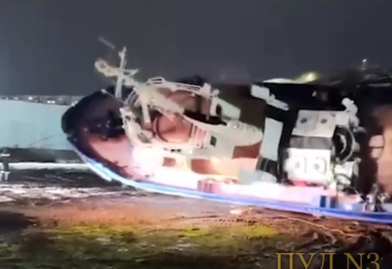 На Камчатке корабль с людьми завалился на бок