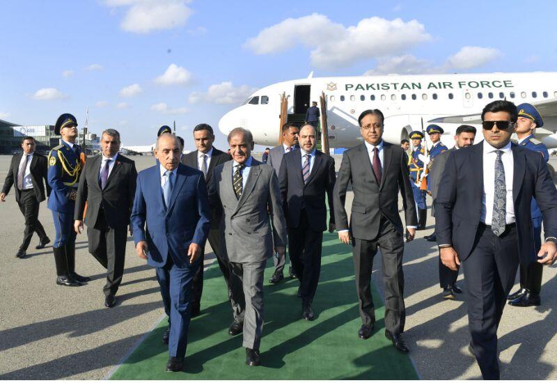 Премьер-министр Пакистана прибыл с визитом в Азербайджан