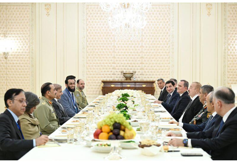 Состоялся совместный обед Президента Ильхама Алиева и Премьер-министра Пакистана Мохаммеда Шахбаза Шарифа