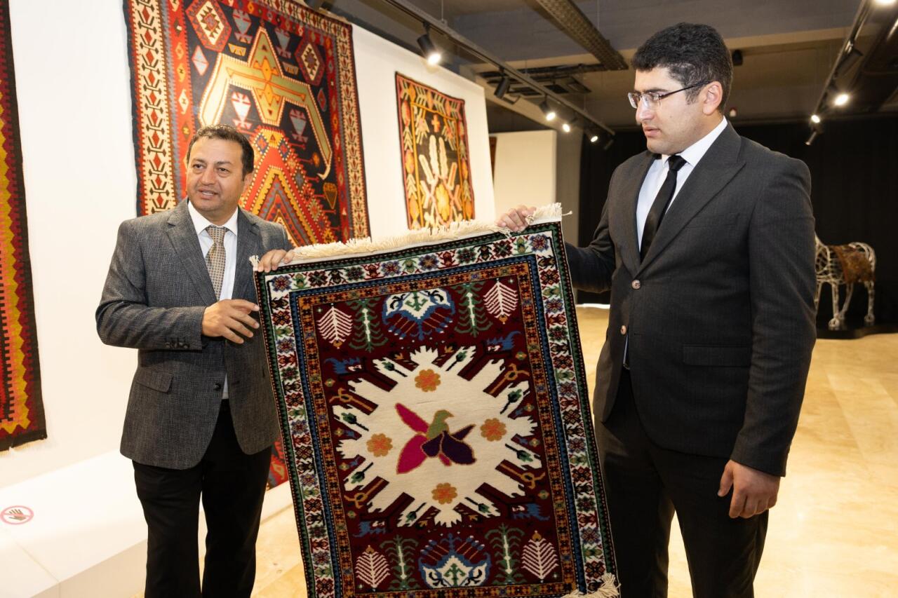 Ковёр "Çələbi", сотканный в рамках проекта "Карабах в узорах", передан в филиал Азербайджанского музея ковра в Шуше