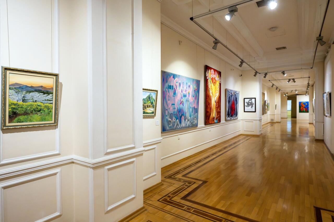 В Музее искусств открылась выставка «Цвета Победы»