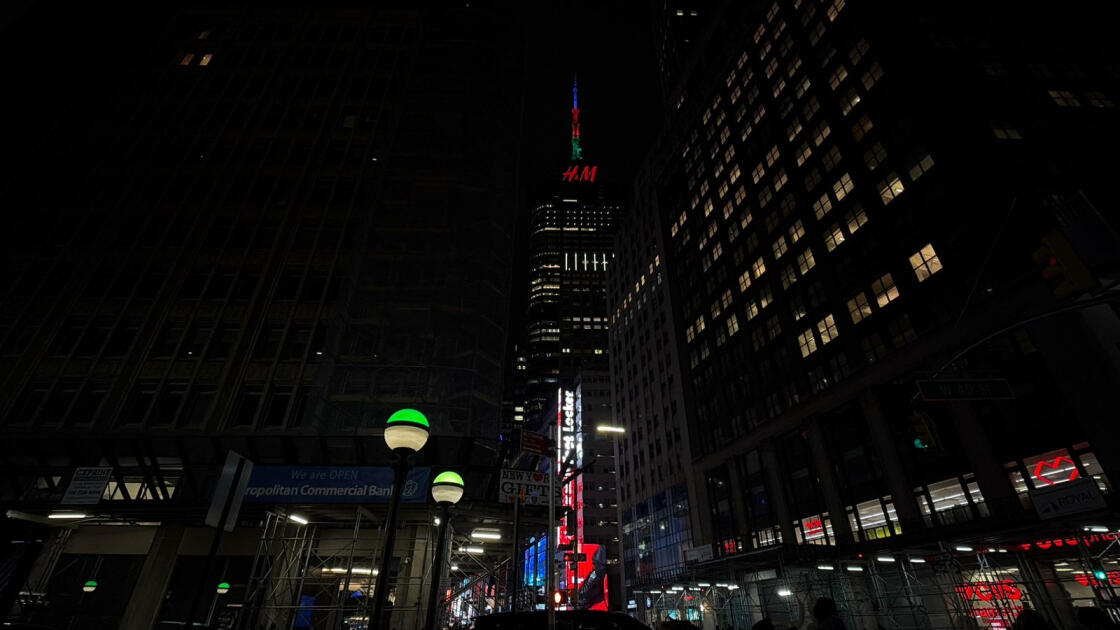 Небоскреб на Таймс-сквер подсветили цветами флага Азербайджана