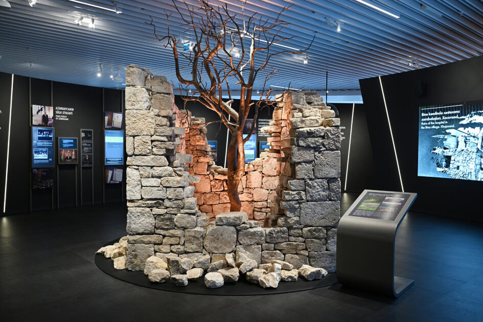 Prezident İlham Əliyev və Birinci xanım Mehriban Əliyeva Bakıda Zəfər abidəsini ziyarət edib və Zəfər muzeyinin açılışında iştirak ediblər