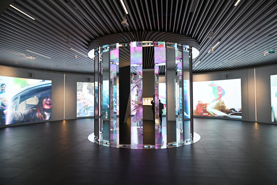 Prezident İlham Əliyev və Birinci xanım Mehriban Əliyeva Bakıda Zəfər abidəsini ziyarət edib və Zəfər muzeyinin açılışında iştirak ediblər