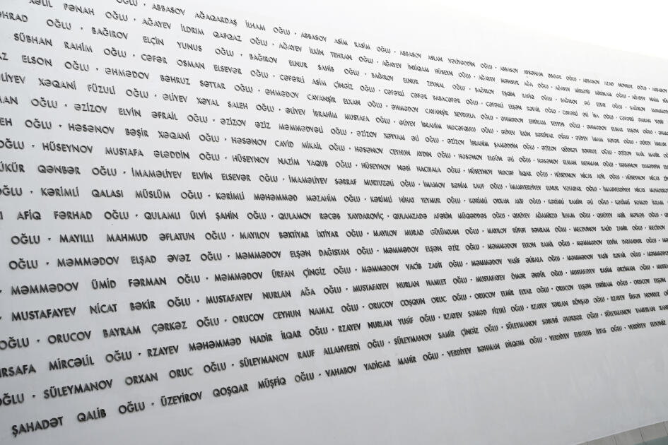 Prezident İlham Əliyev və Birinci xanım Mehriban Əliyeva Bakıda Zəfər abidəsini ziyarət edib və Zəfər muzeyinin açılışında iştirak ediblər