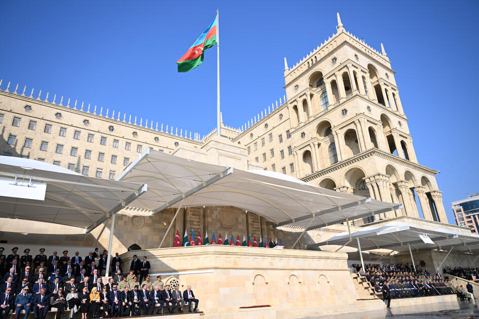 Президент Ильхам Алиев, Первая леди Мехрибан Алиева, Реджеп Тайип Эрдоган и Мухаммад Шахбаз Шариф приняли участие в Военном параде, посвященном пятой годовщине Победы в Отечественной войне
