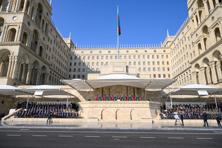 Президент Ильхам Алиев, Первая леди Мехрибан Алиева, Реджеп Тайип Эрдоган и Мухаммад Шахбаз Шариф приняли участие в Военном параде, посвященном пятой годовщине Победы в Отечественной войне