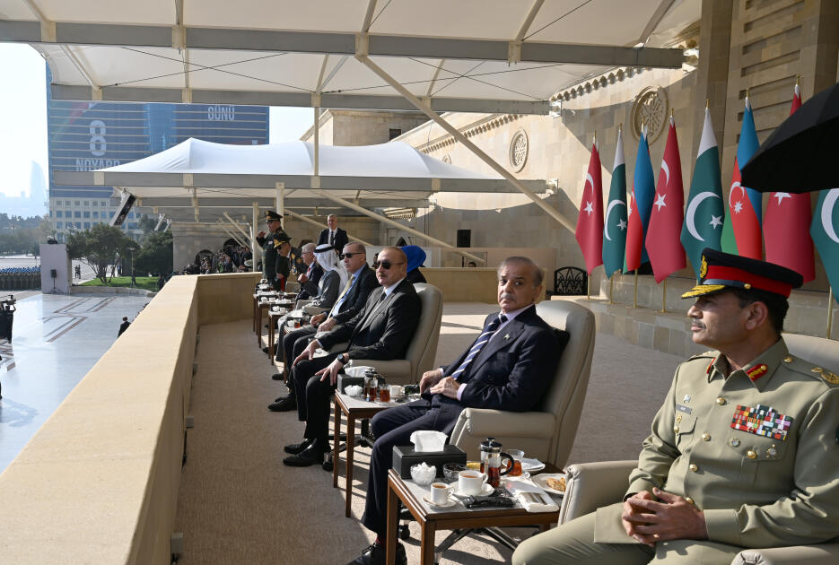 Президент Ильхам Алиев, Первая леди Мехрибан Алиева, Реджеп Тайип Эрдоган и Мухаммад Шахбаз Шариф приняли участие в Военном параде, посвященном пятой годовщине Победы в Отечественной войне