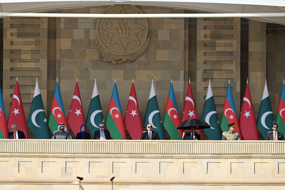 Президент Ильхам Алиев, Первая леди Мехрибан Алиева, Реджеп Тайип Эрдоган и Мухаммад Шахбаз Шариф приняли участие в Военном параде, посвященном пятой годовщине Победы в Отечественной войне