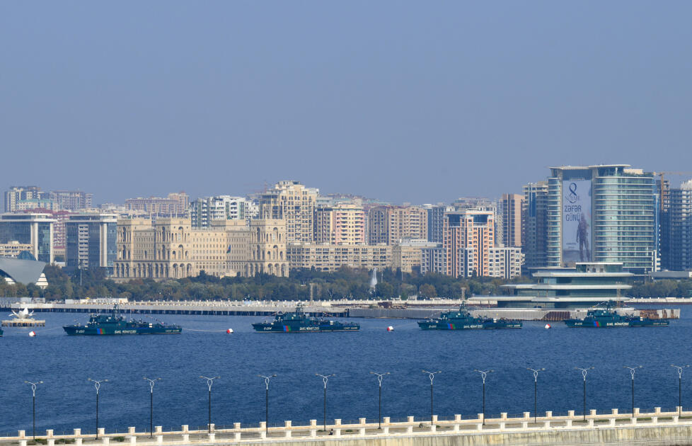 Президент Ильхам Алиев, Первая леди Мехрибан Алиева, Реджеп Тайип Эрдоган и Мухаммад Шахбаз Шариф приняли участие в Военном параде, посвященном пятой годовщине Победы в Отечественной войне