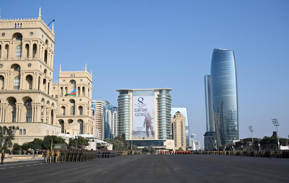 Президент Ильхам Алиев, Первая леди Мехрибан Алиева, Реджеп Тайип Эрдоган и Мухаммад Шахбаз Шариф приняли участие в Военном параде, посвященном пятой годовщине Победы в Отечественной войне