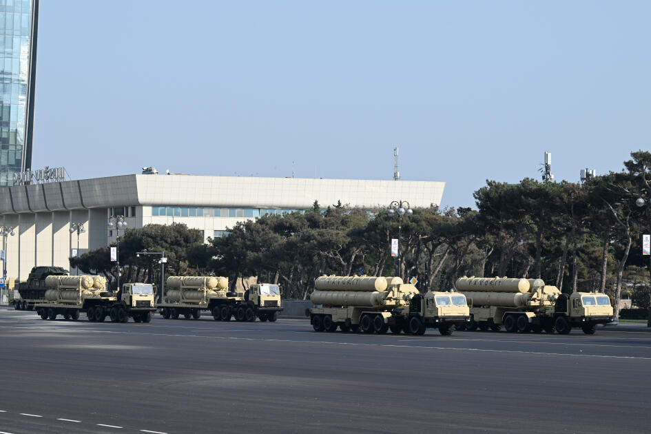 Президент Ильхам Алиев, Первая леди Мехрибан Алиева, Реджеп Тайип Эрдоган и Мухаммад Шахбаз Шариф приняли участие в Военном параде, посвященном пятой годовщине Победы в Отечественной войне