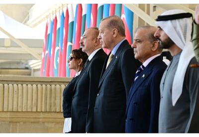 Президент Ильхам Алиев, Первая леди Мехрибан Алиева, Реджеп Тайип Эрдоган и Мухаммад Шахбаз Шариф приняли участие в Военном параде, посвященном пятой годовщине Победы в Отечественной войне - ФОТО - ВИДЕО