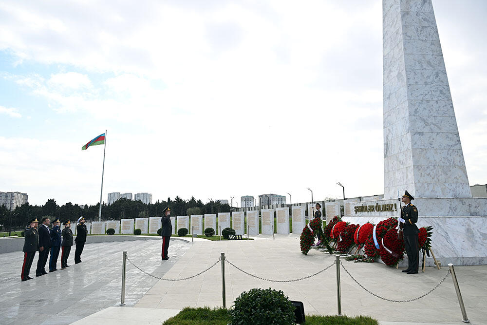 Руководство Миниобороны посетило могилы Общенационального лидера Гейдара Алиева и шехидов