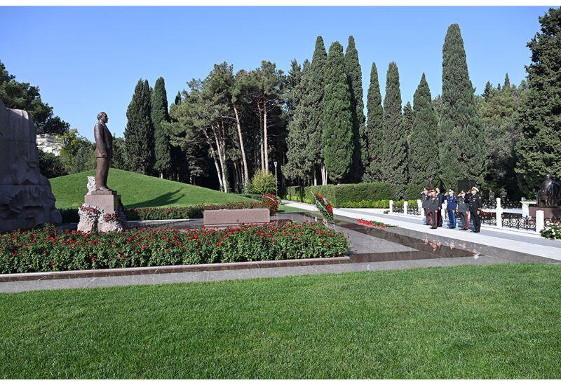 Руководство Миниобороны посетило могилы Общенационального лидера Гейдара Алиева и шехидов