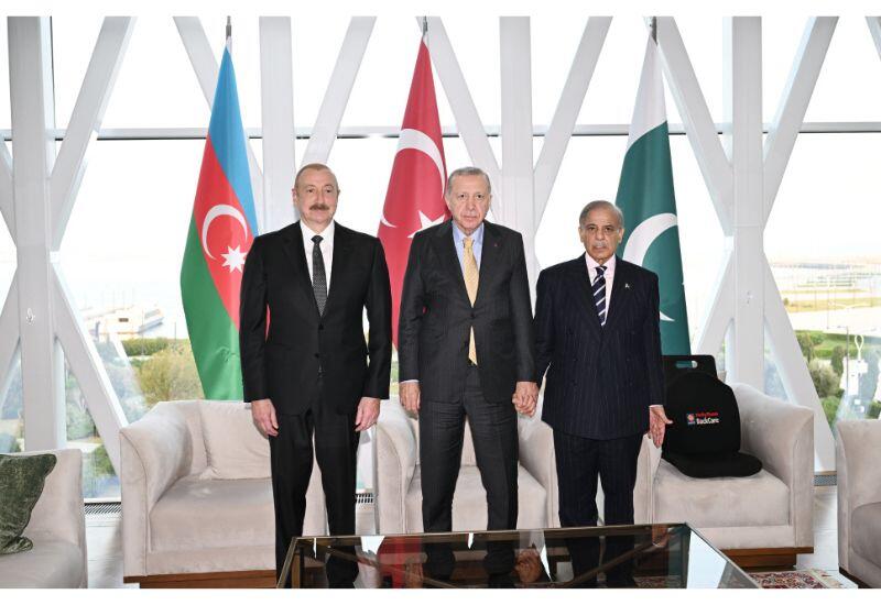 Prezident İlham Əliyevin, Türkiyə Respublikasının Prezidenti Rəcəb Tayyib Ərdoğanın və Pakistan İslam Respublikasının Baş naziri Məhəmməd Şahbaz Şərifin üçtərəfli görüşü olub
