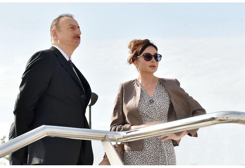 Prezident İlham Əliyev, birinci xanım Mehriban Əliyeva, Türkiyə Prezidenti Rəcəb Tayyib Ərdoğan, Pakistan Baş naziri Məhəmməd Şahbaz Şərif hərbi paradda iştirak edirlər