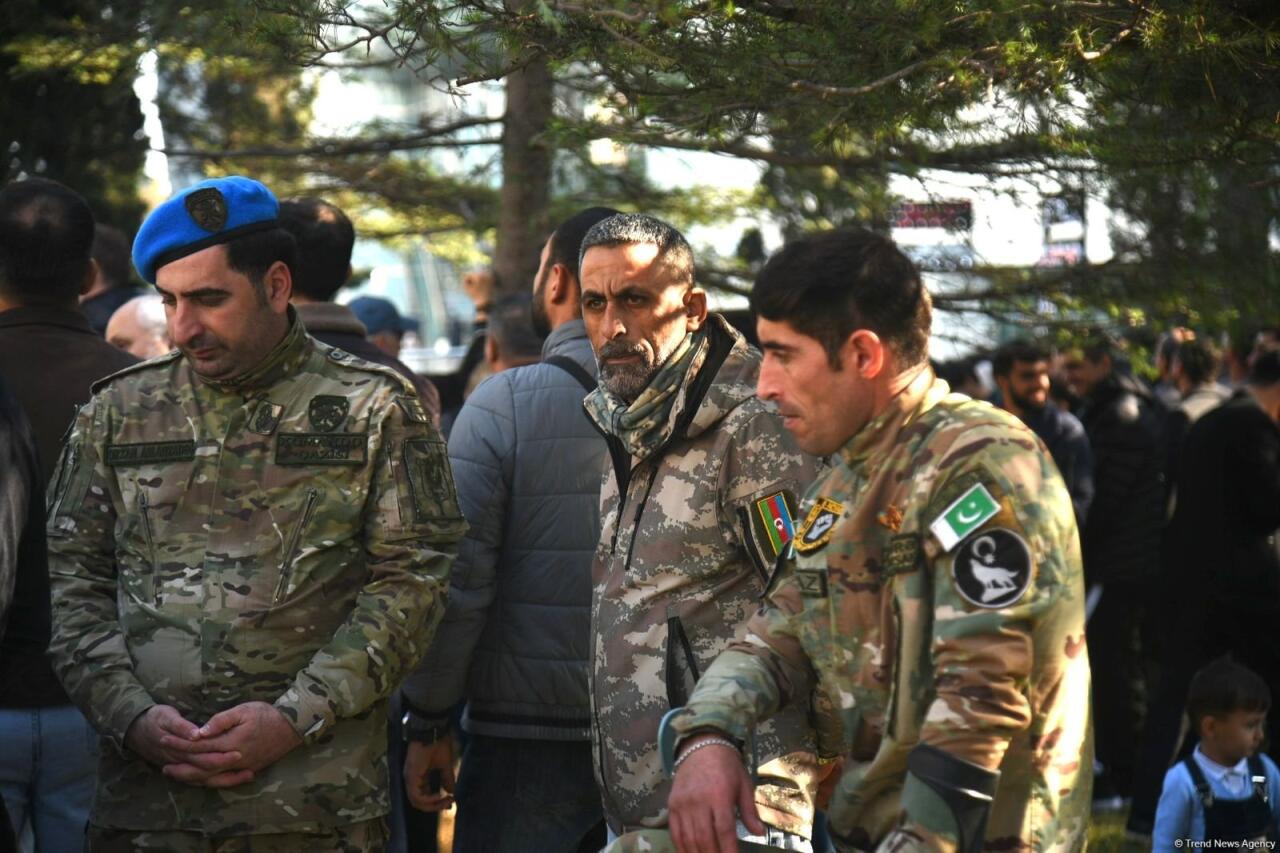 На площадь Азадлыг собираются люди, чтобы наблюдать за военным парадом