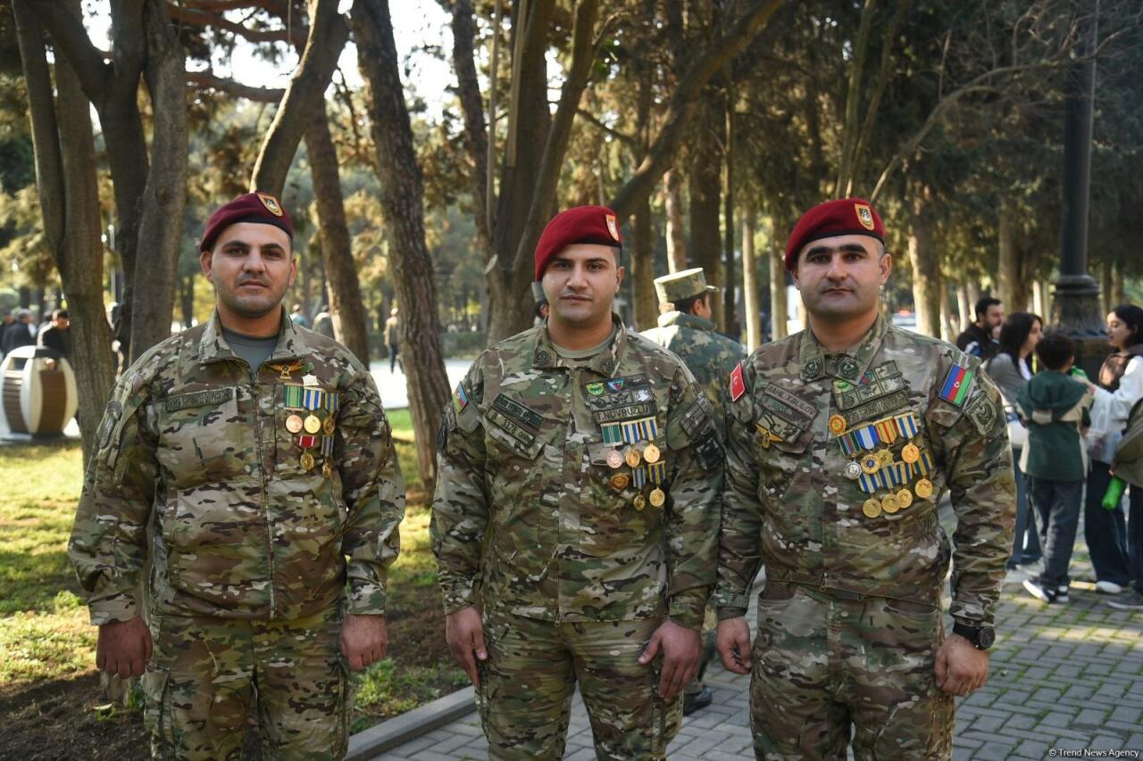 На площадь Азадлыг собираются люди, чтобы наблюдать за военным парадом