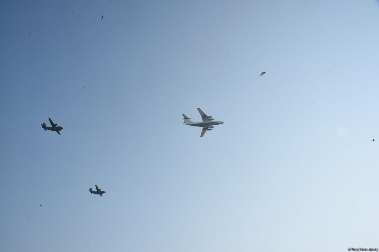 В Баку прошел военный парад, посвященный пятой годовщине Победы в Отечественной войне
