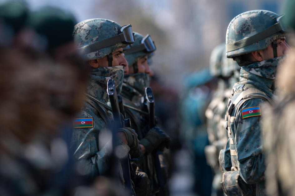 Prezident İlham Əliyev, birinci xanım Mehriban Əliyeva, Türkiyə Prezidenti Rəcəb Tayyib Ərdoğan, Pakistan Baş naziri Məhəmməd Şahbaz Şərif hərbi paradda iştirak ediblər