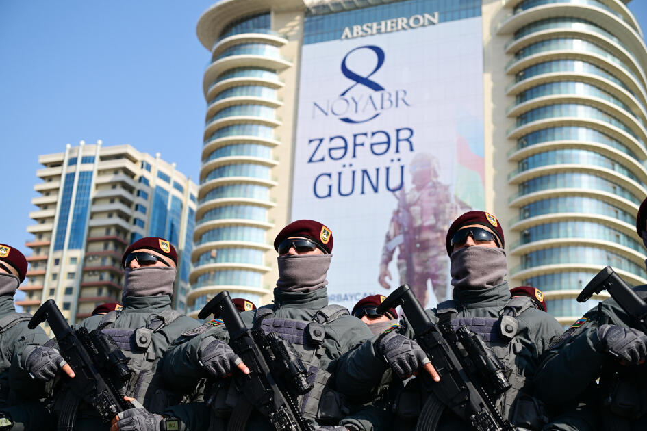 Prezident İlham Əliyev, birinci xanım Mehriban Əliyeva, Türkiyə Prezidenti Rəcəb Tayyib Ərdoğan, Pakistan Baş naziri Məhəmməd Şahbaz Şərif hərbi paradda iştirak ediblər