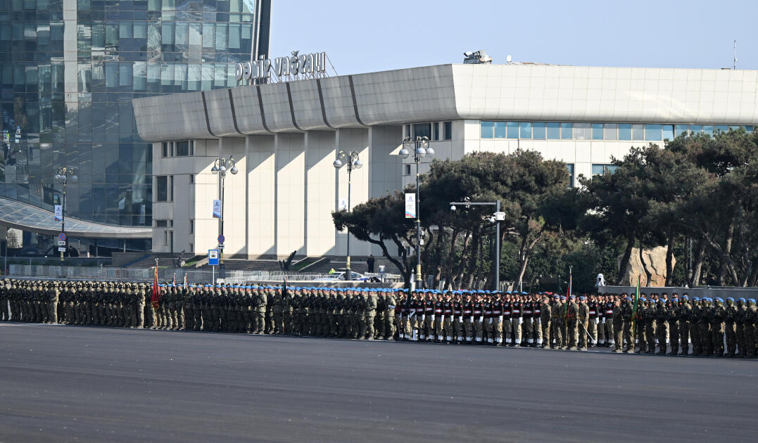 Prezident İlham Əliyev, birinci xanım Mehriban Əliyeva, Türkiyə Prezidenti Rəcəb Tayyib Ərdoğan, Pakistan Baş naziri Məhəmməd Şahbaz Şərif hərbi paradda iştirak ediblər