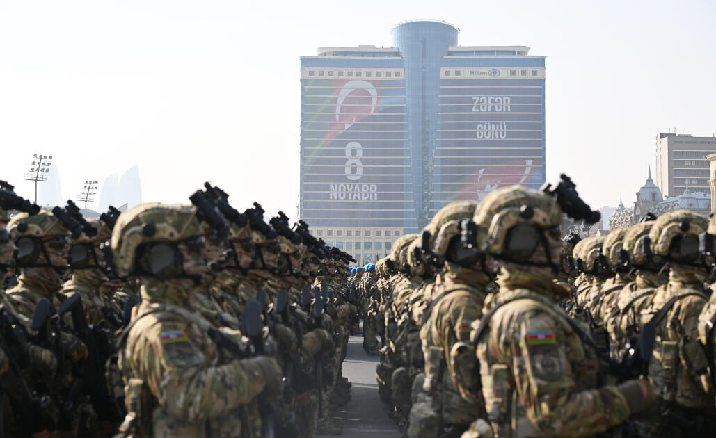 Prezident İlham Əliyev, birinci xanım Mehriban Əliyeva, Türkiyə Prezidenti Rəcəb Tayyib Ərdoğan, Pakistan Baş naziri Məhəmməd Şahbaz Şərif hərbi paradda iştirak ediblər