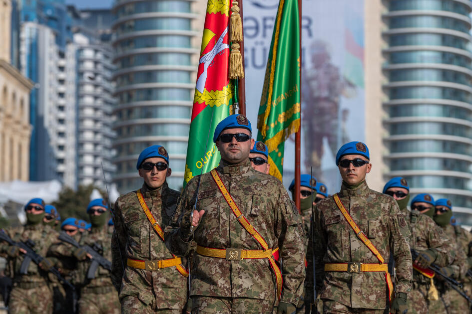 Prezident İlham Əliyev, birinci xanım Mehriban Əliyeva, Türkiyə Prezidenti Rəcəb Tayyib Ərdoğan, Pakistan Baş naziri Məhəmməd Şahbaz Şərif hərbi paradda iştirak ediblər