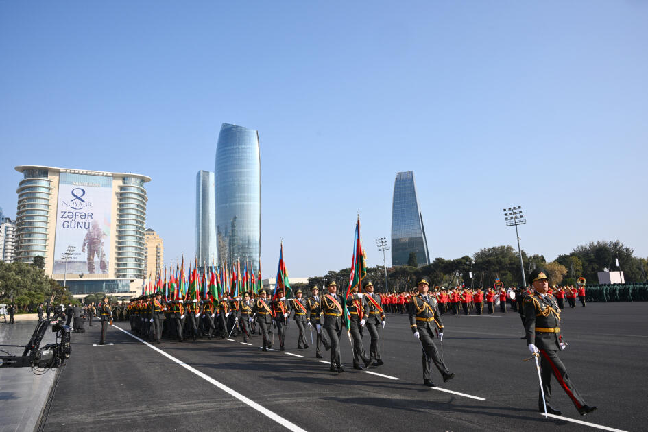 Prezident İlham Əliyev, birinci xanım Mehriban Əliyeva, Türkiyə Prezidenti Rəcəb Tayyib Ərdoğan, Pakistan Baş naziri Məhəmməd Şahbaz Şərif hərbi paradda iştirak ediblər