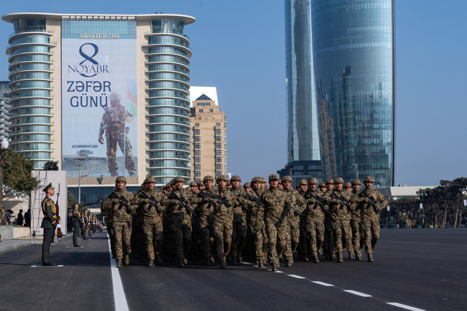 Prezident İlham Əliyev, birinci xanım Mehriban Əliyeva, Türkiyə Prezidenti Rəcəb Tayyib Ərdoğan, Pakistan Baş naziri Məhəmməd Şahbaz Şərif hərbi paradda iştirak ediblər