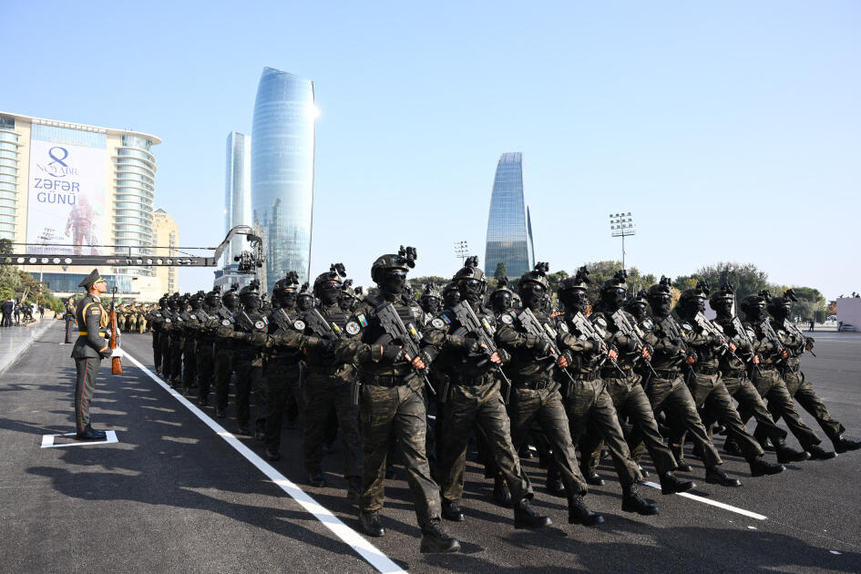 Prezident İlham Əliyev, birinci xanım Mehriban Əliyeva, Türkiyə Prezidenti Rəcəb Tayyib Ərdoğan, Pakistan Baş naziri Məhəmməd Şahbaz Şərif hərbi paradda iştirak ediblər