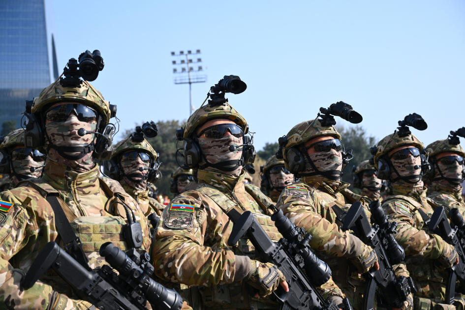 Prezident İlham Əliyev, birinci xanım Mehriban Əliyeva, Türkiyə Prezidenti Rəcəb Tayyib Ərdoğan, Pakistan Baş naziri Məhəmməd Şahbaz Şərif hərbi paradda iştirak ediblər