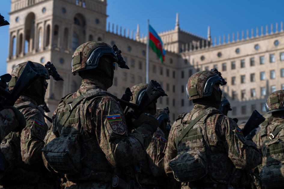 Prezident İlham Əliyev, birinci xanım Mehriban Əliyeva, Türkiyə Prezidenti Rəcəb Tayyib Ərdoğan, Pakistan Baş naziri Məhəmməd Şahbaz Şərif hərbi paradda iştirak ediblər