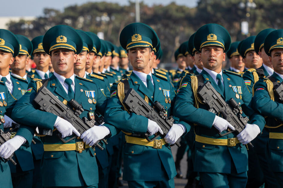 Prezident İlham Əliyev, birinci xanım Mehriban Əliyeva, Türkiyə Prezidenti Rəcəb Tayyib Ərdoğan, Pakistan Baş naziri Məhəmməd Şahbaz Şərif hərbi paradda iştirak ediblər