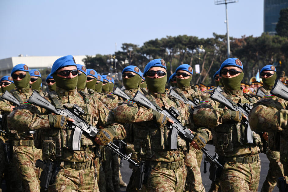 Prezident İlham Əliyev, birinci xanım Mehriban Əliyeva, Türkiyə Prezidenti Rəcəb Tayyib Ərdoğan, Pakistan Baş naziri Məhəmməd Şahbaz Şərif hərbi paradda iştirak ediblər