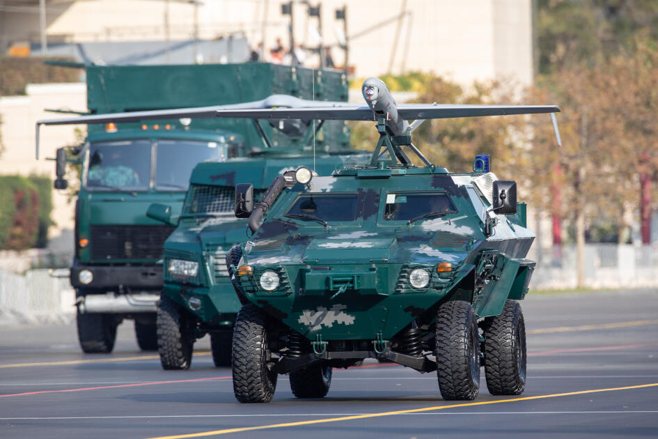 Prezident İlham Əliyev, birinci xanım Mehriban Əliyeva, Türkiyə Prezidenti Rəcəb Tayyib Ərdoğan, Pakistan Baş naziri Məhəmməd Şahbaz Şərif hərbi paradda iştirak ediblər